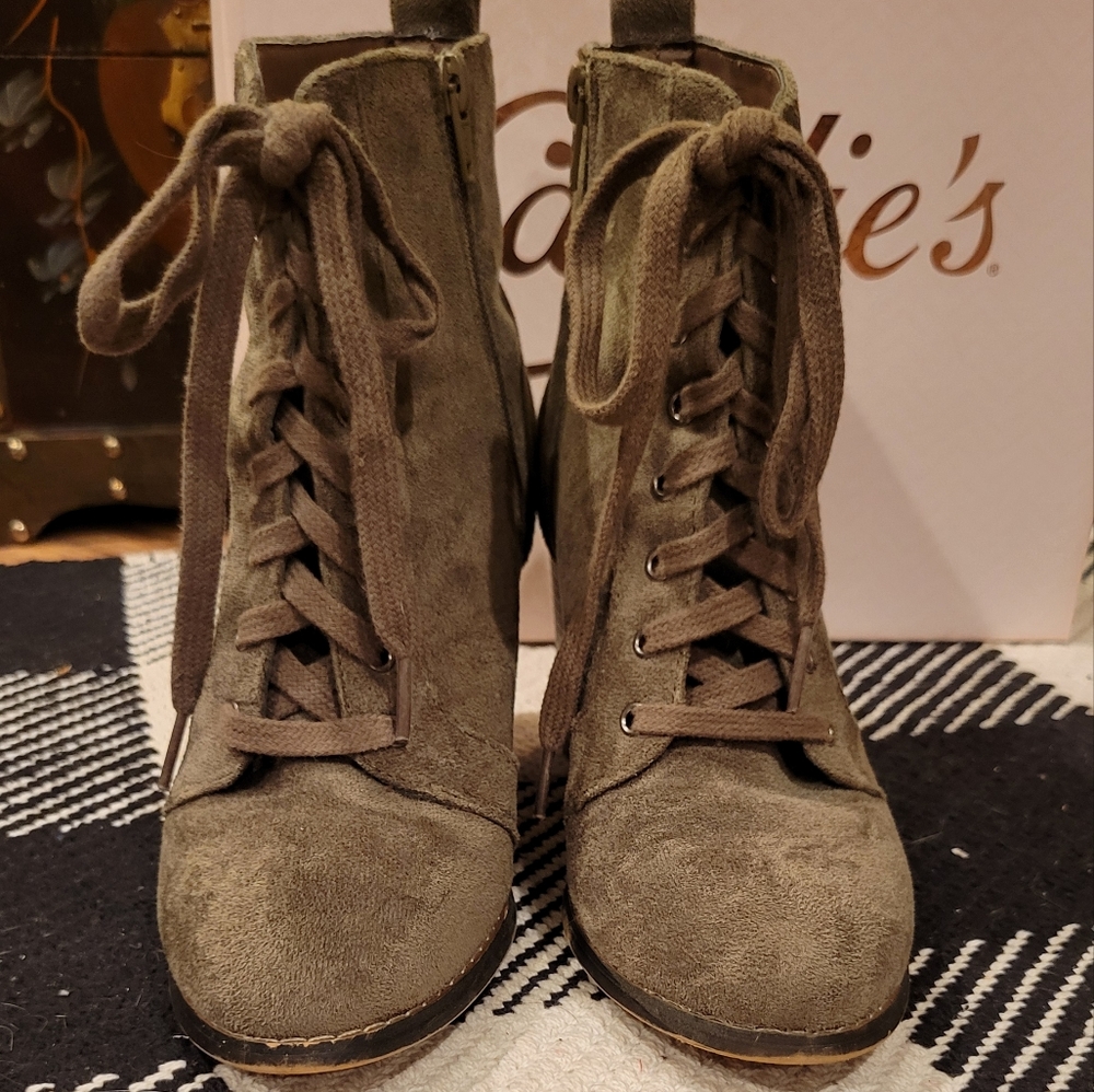 Candies Olive colored, size 7, Shoe Boot
